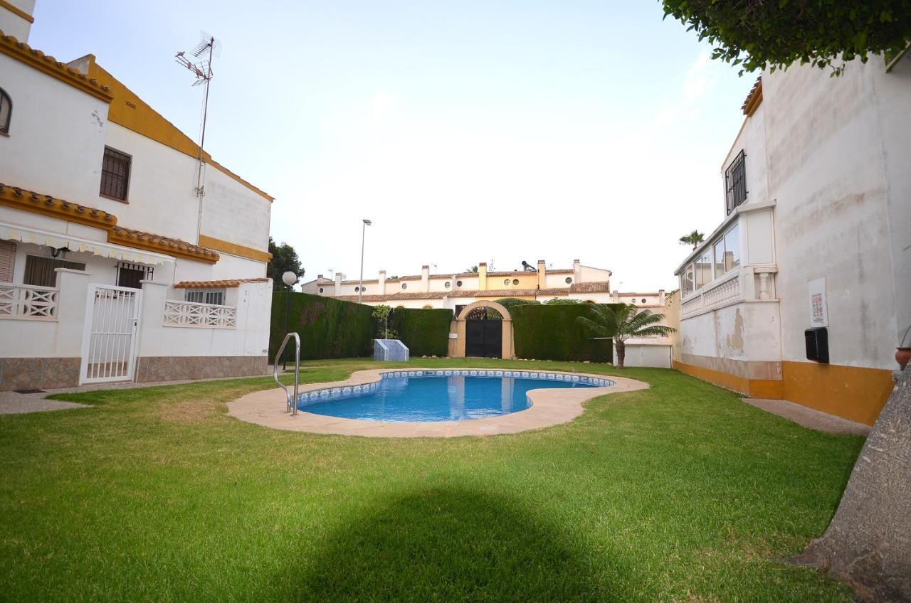 Agradable Adosado Con Piscina, Duchas Hidromasaje Hébergement de vacances