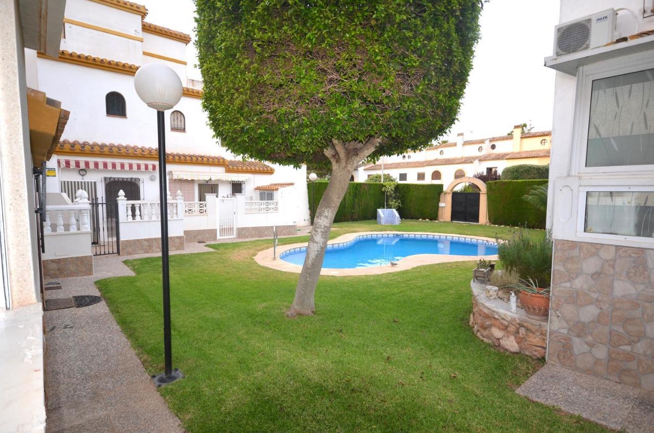 Agradable Adosado Con Piscina, Duchas Hidromasaje Holiday home