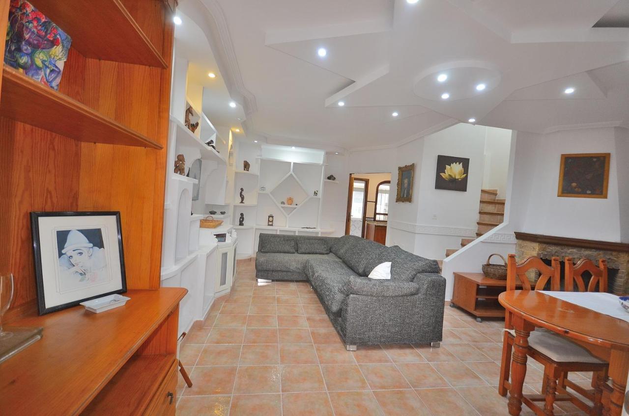 Agradable Adosado Con Piscina, Duchas Hidromasaje