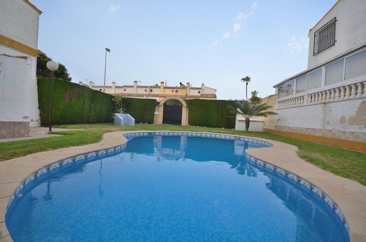 Agradable Adosado Con Piscina, Duchas Hidromasaje Holiday home *